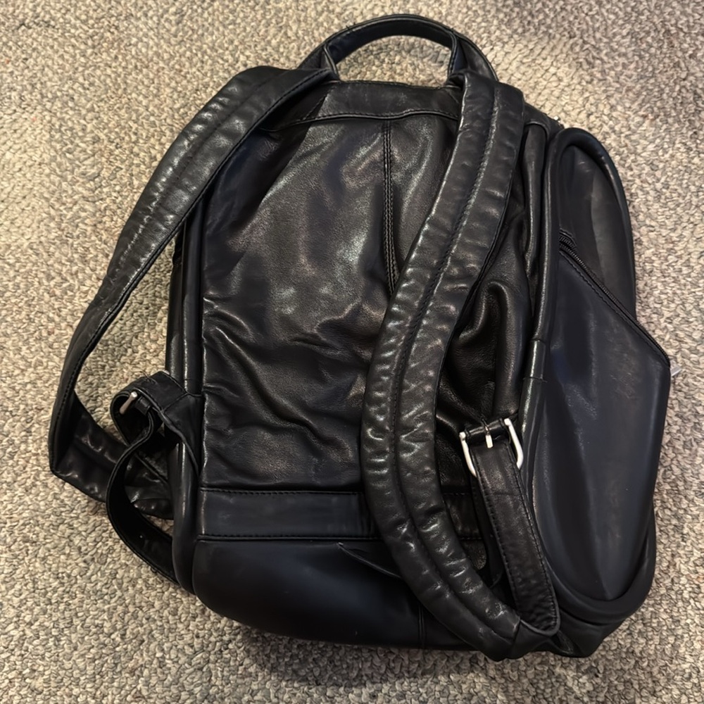 Vintage Kenneth Cole Black Leather Backpack with Silver Accents Unisex * - Picture 5 of 13